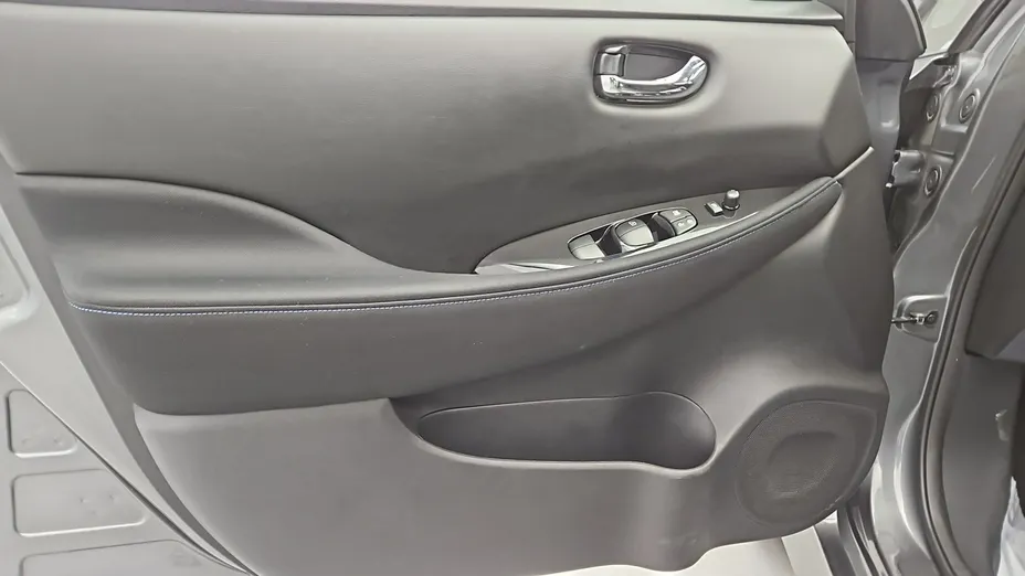 NISSAN Leaf -