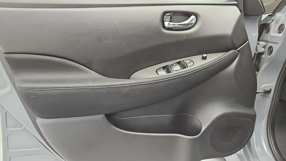 NISSAN Leaf -