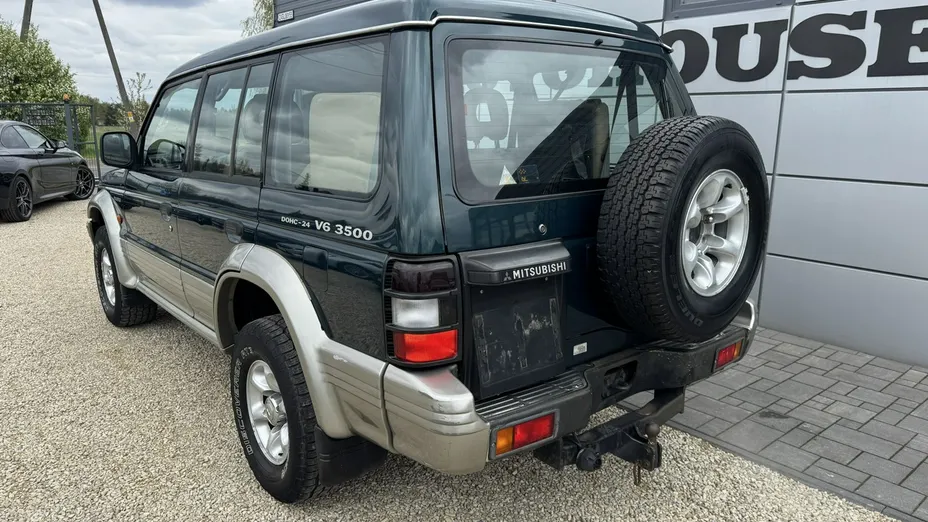 MITSUBISHI Pajero -