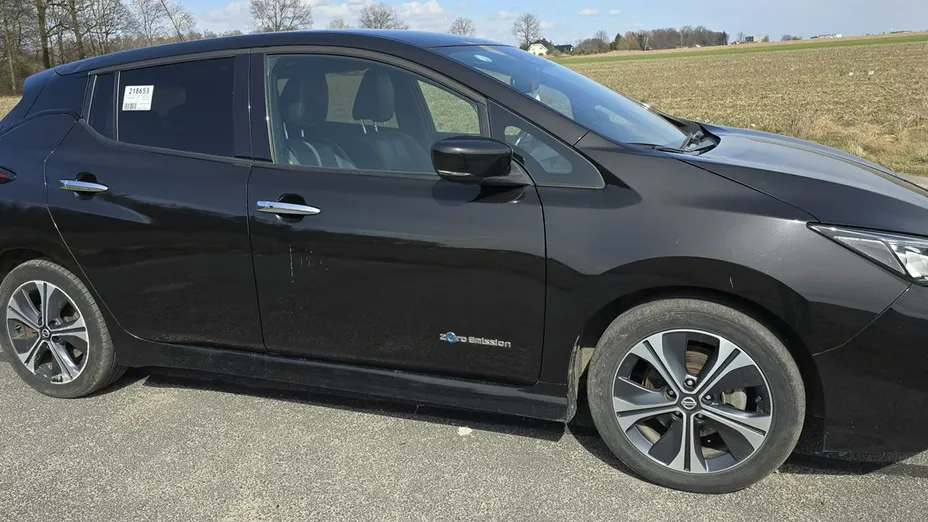 NISSAN Leaf -