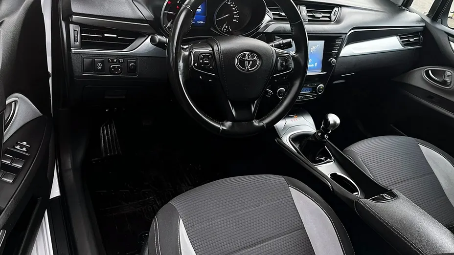 TOYOTA Avensis -