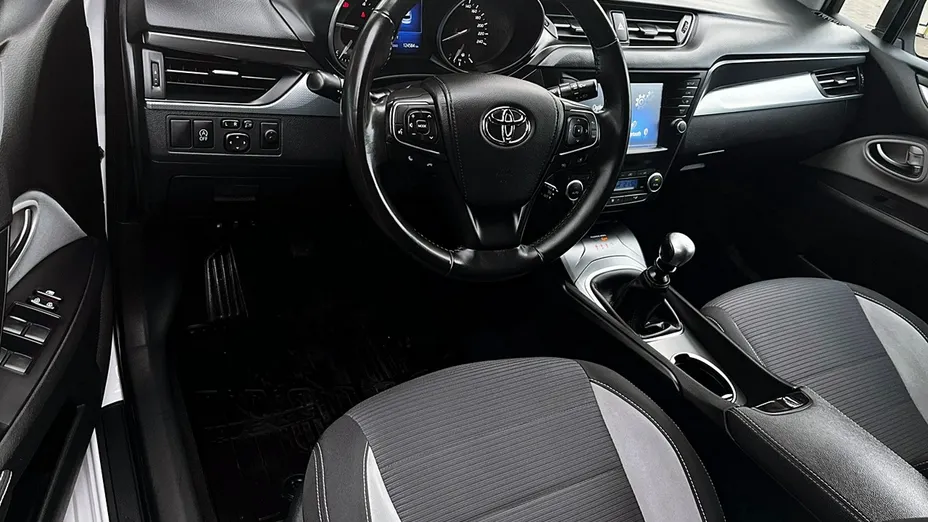 TOYOTA Avensis -