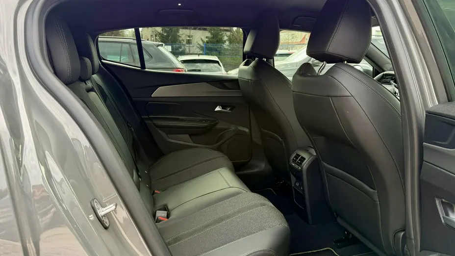 PEUGEOT 408 -