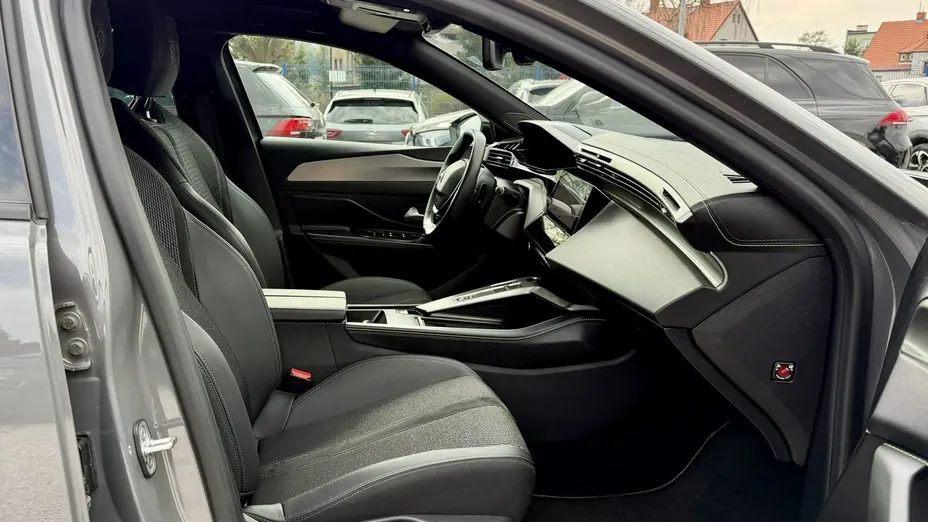 PEUGEOT 408 -
