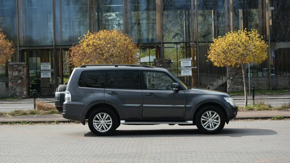 MITSUBISHI Pajero -
