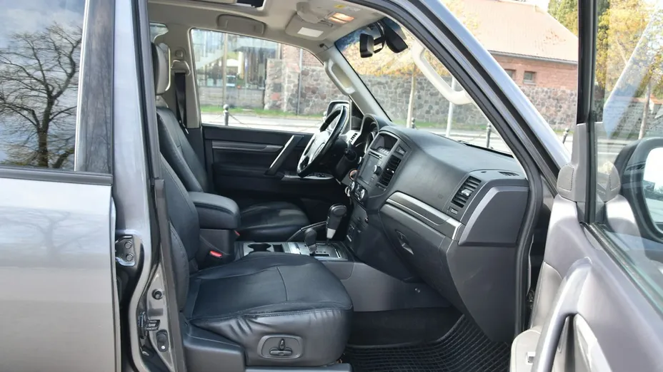 MITSUBISHI Pajero -