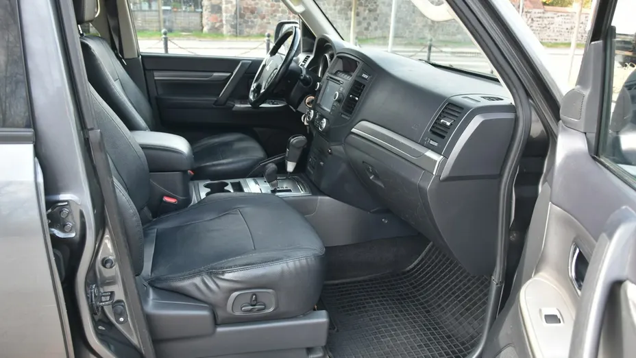 MITSUBISHI Pajero -