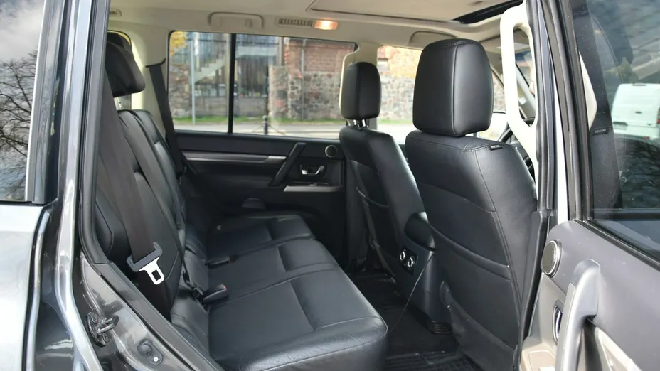 MITSUBISHI Pajero -