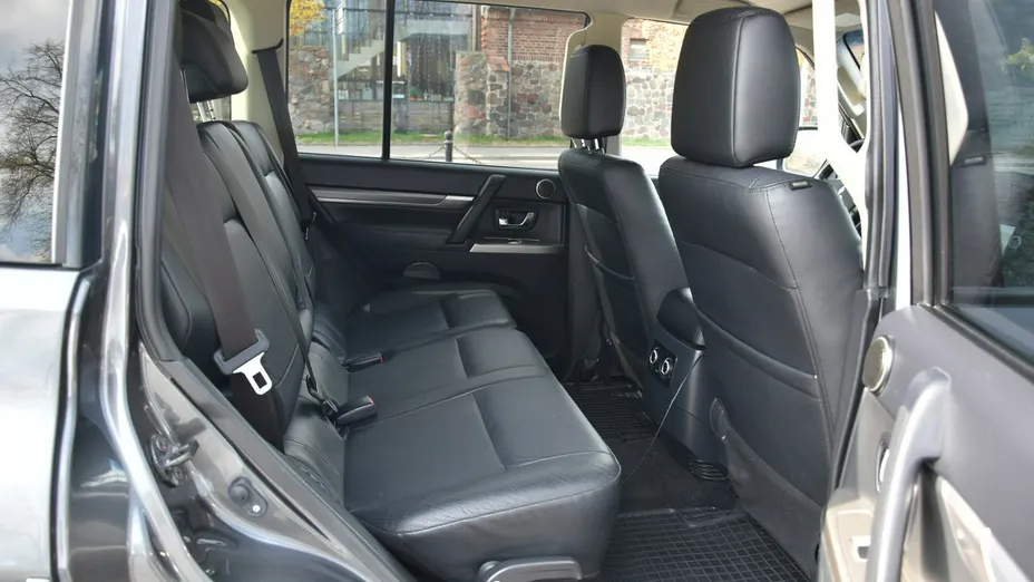 MITSUBISHI Pajero -