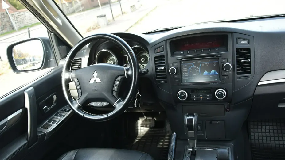 MITSUBISHI Pajero -