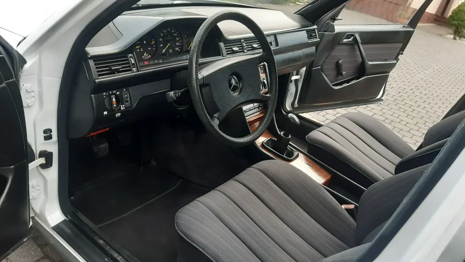 MERCEDES-BENZ 124 -