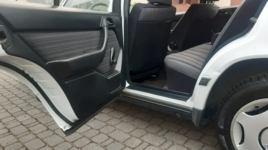 MERCEDES-BENZ 124 -