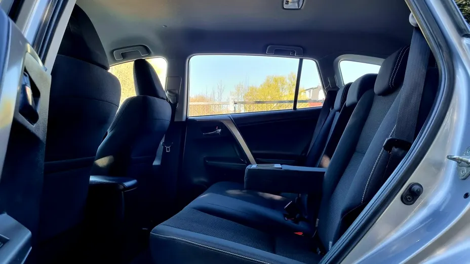 TOYOTA RAV4 -