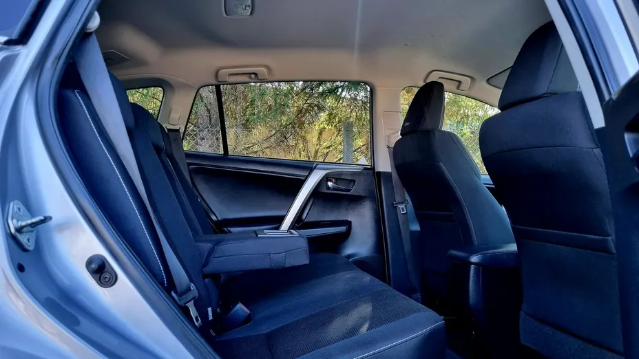 TOYOTA RAV4 -