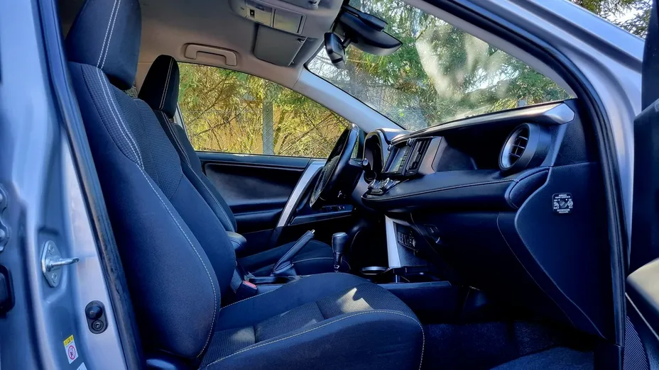 TOYOTA RAV4 -