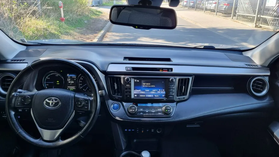 TOYOTA RAV4 -
