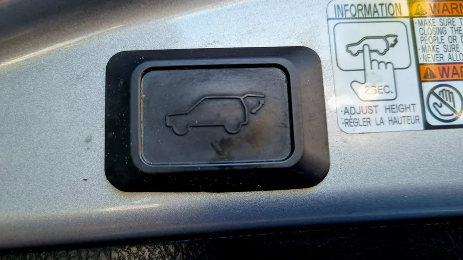TOYOTA RAV4 -