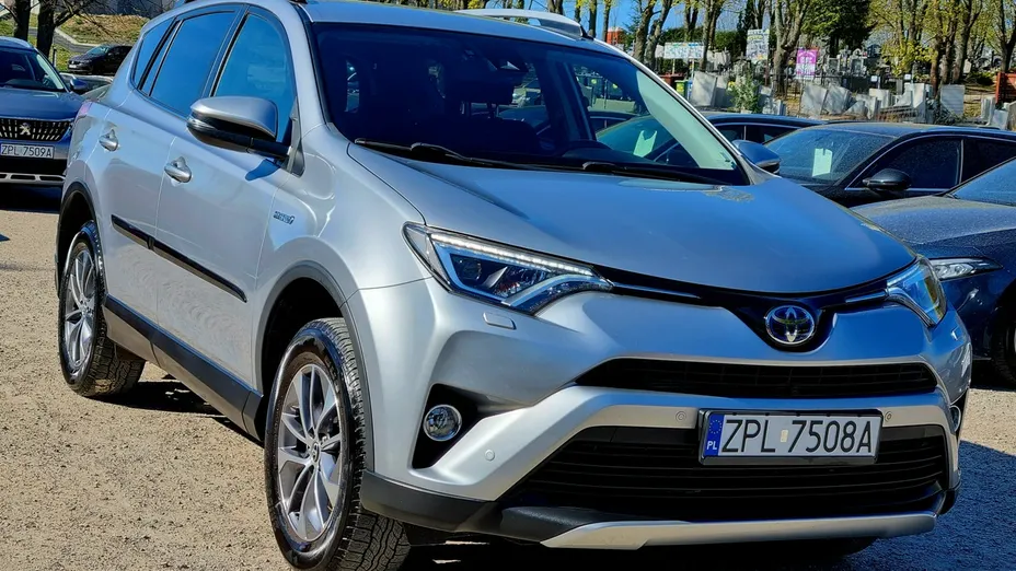 TOYOTA RAV4 -