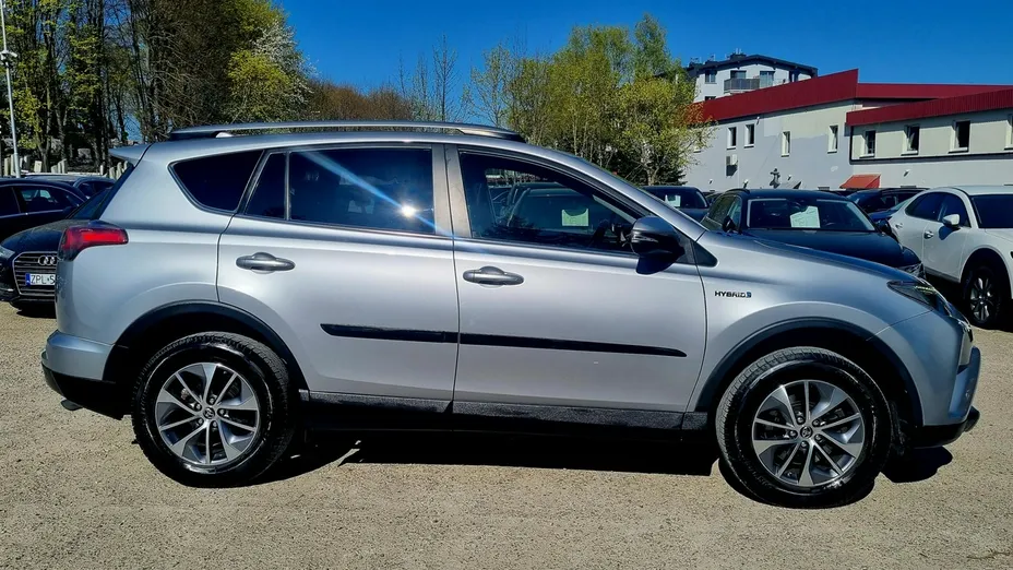 TOYOTA RAV4 -