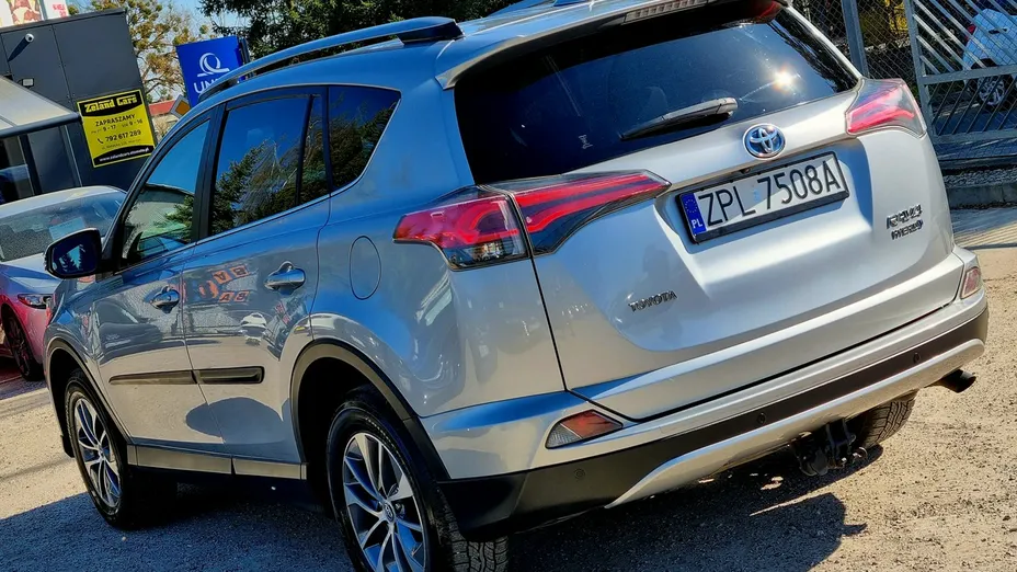 TOYOTA RAV4 -