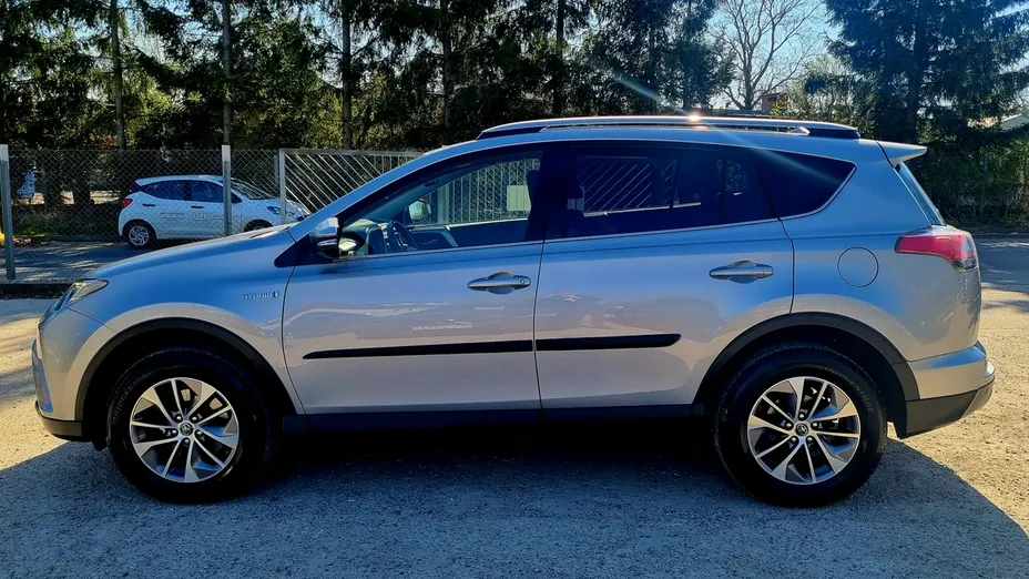 TOYOTA RAV4 -