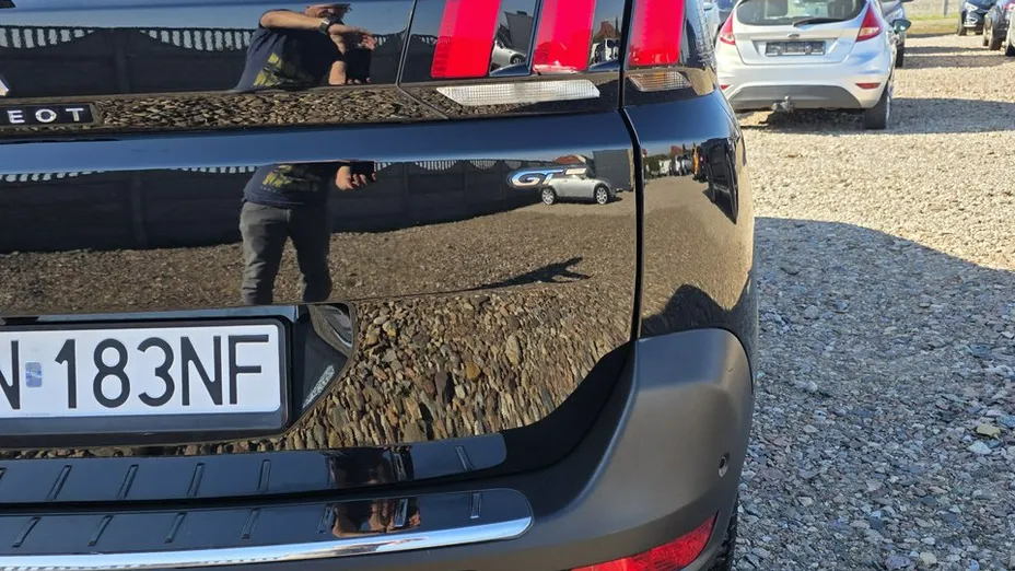 PEUGEOT 5008 -
