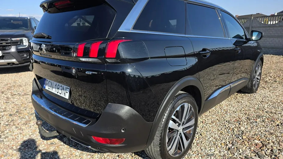 PEUGEOT 5008 -