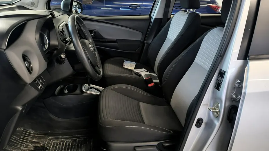TOYOTA Yaris -