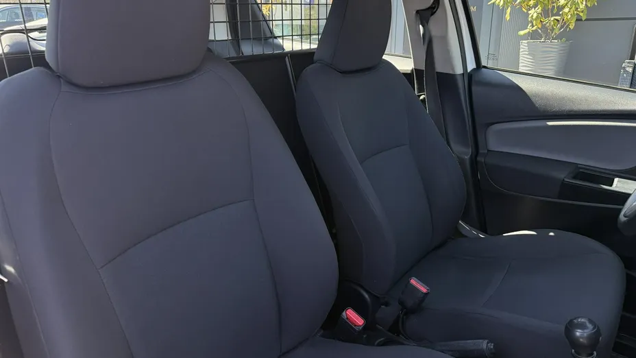 TOYOTA Yaris -