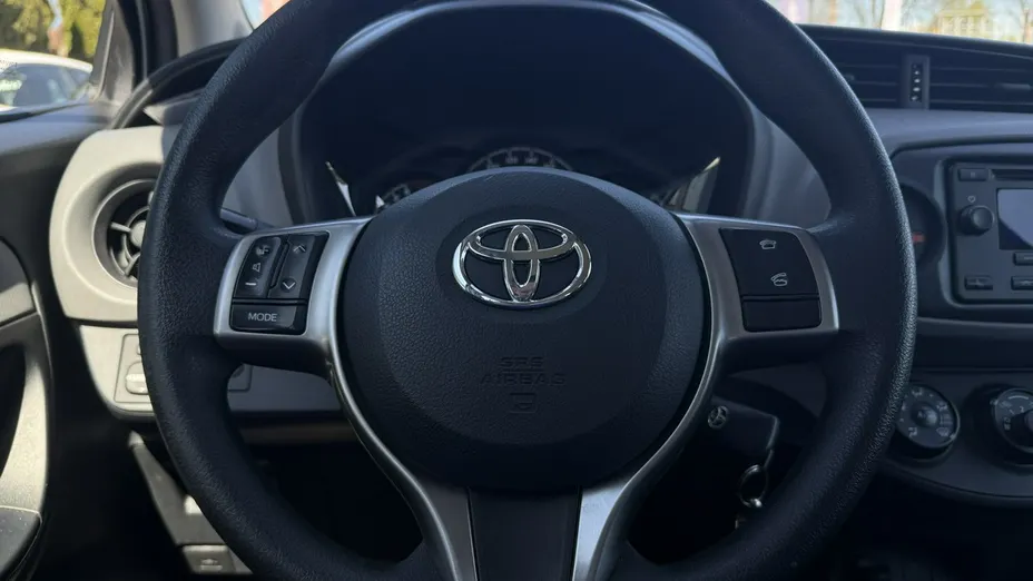 TOYOTA Yaris -