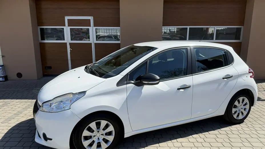 PEUGEOT 208 -