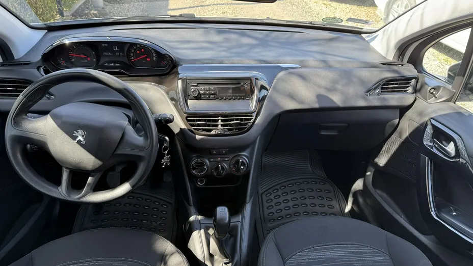 PEUGEOT 208 -