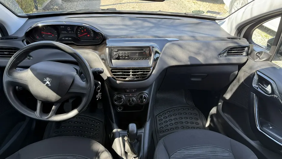 PEUGEOT 208 -