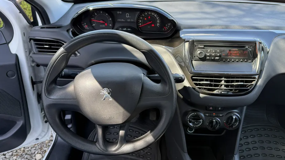 PEUGEOT 208 -