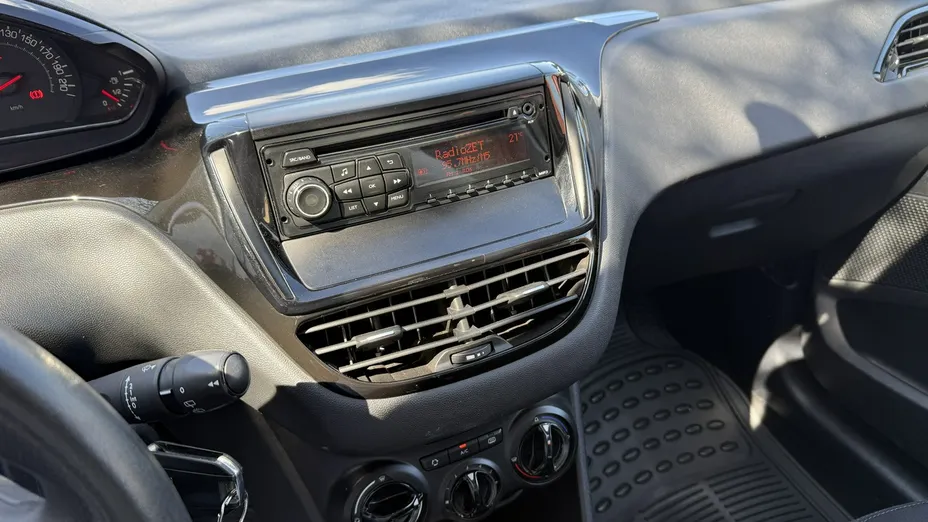 PEUGEOT 208 -
