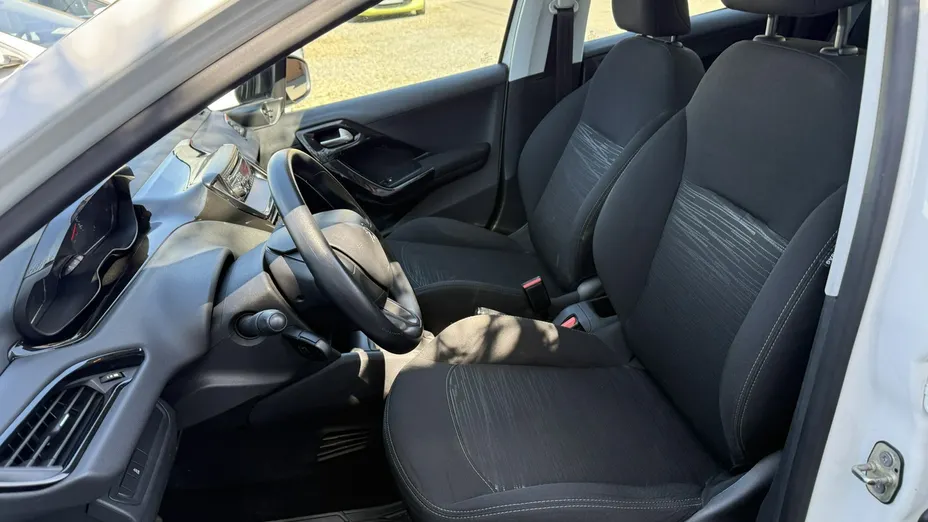 PEUGEOT 208 -