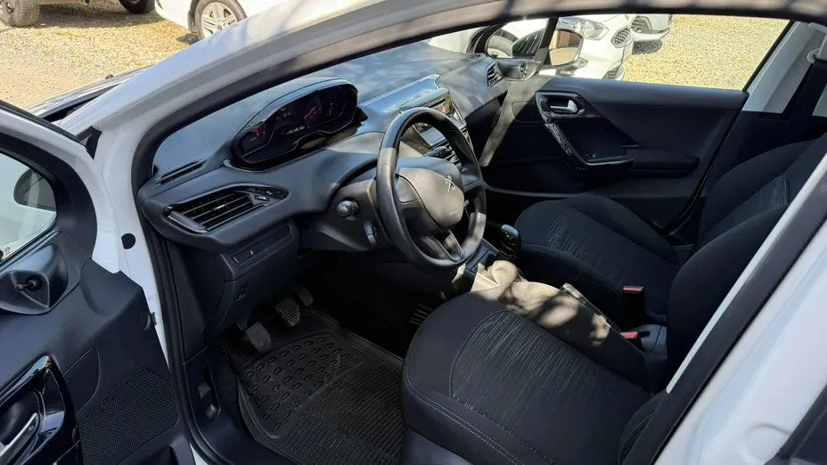PEUGEOT 208 -