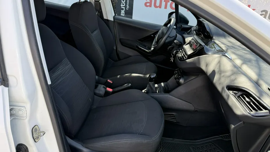 PEUGEOT 208 -