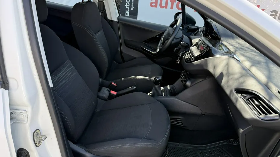 PEUGEOT 208 -