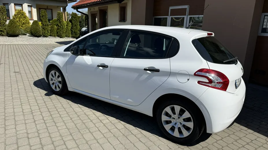 PEUGEOT 208 -