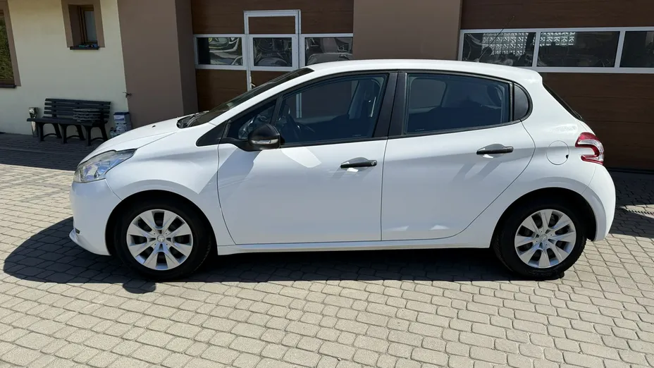 PEUGEOT 208 -