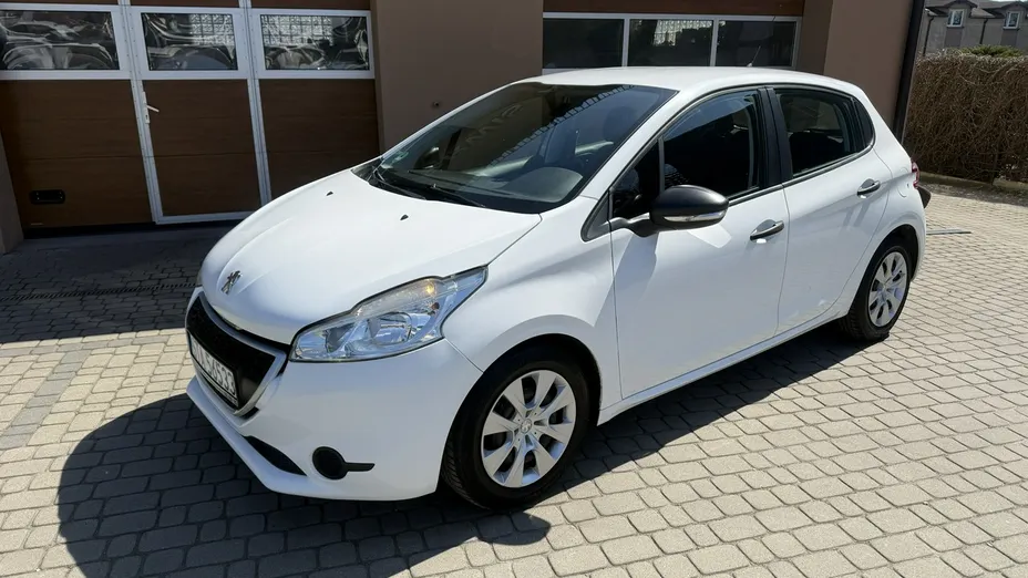 PEUGEOT 208 -