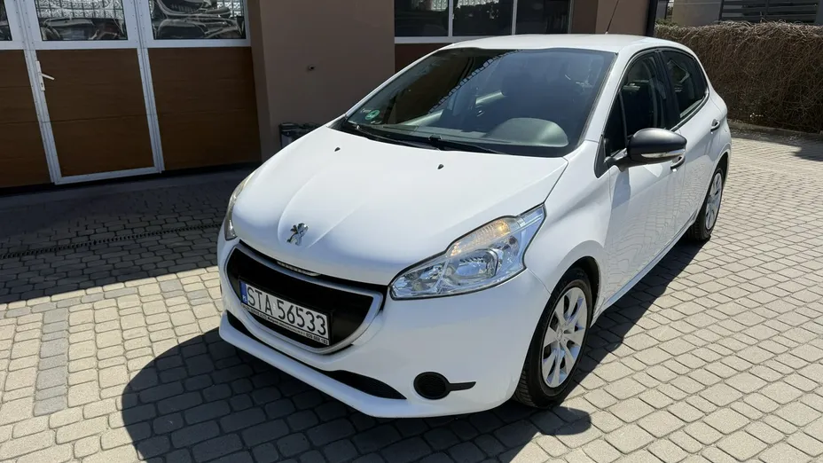 PEUGEOT 208 -