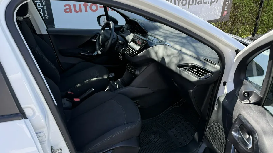 PEUGEOT 208 -