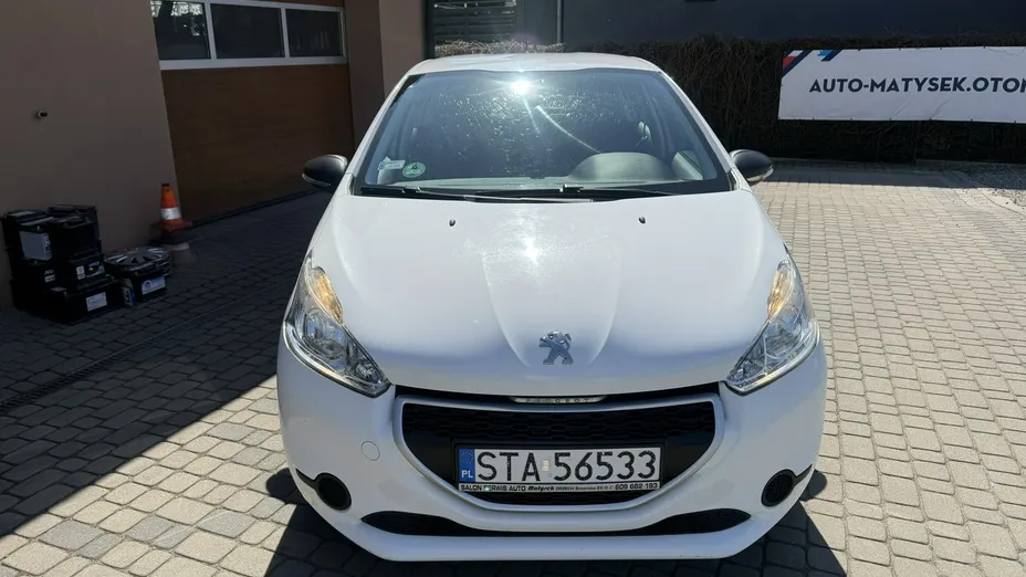 PEUGEOT 208 -