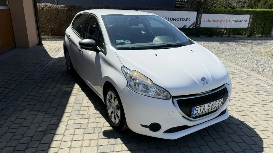 PEUGEOT 208 -