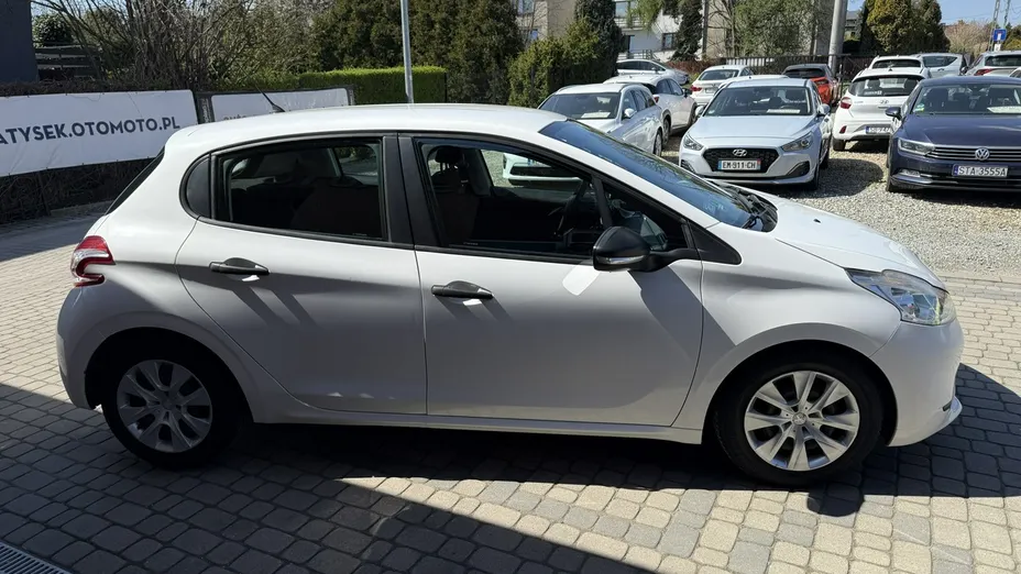 PEUGEOT 208 -