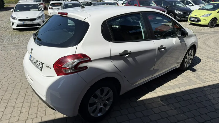 PEUGEOT 208 -