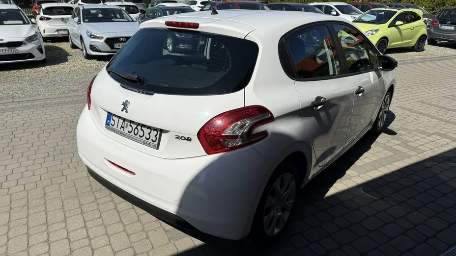 PEUGEOT 208 -