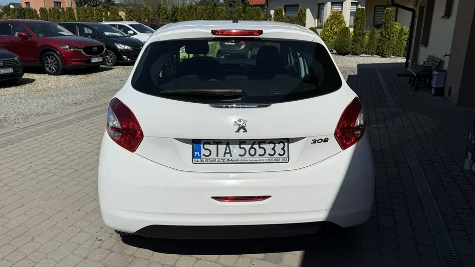 PEUGEOT 208 -